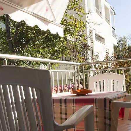 Four Seasons 2 Apartman *